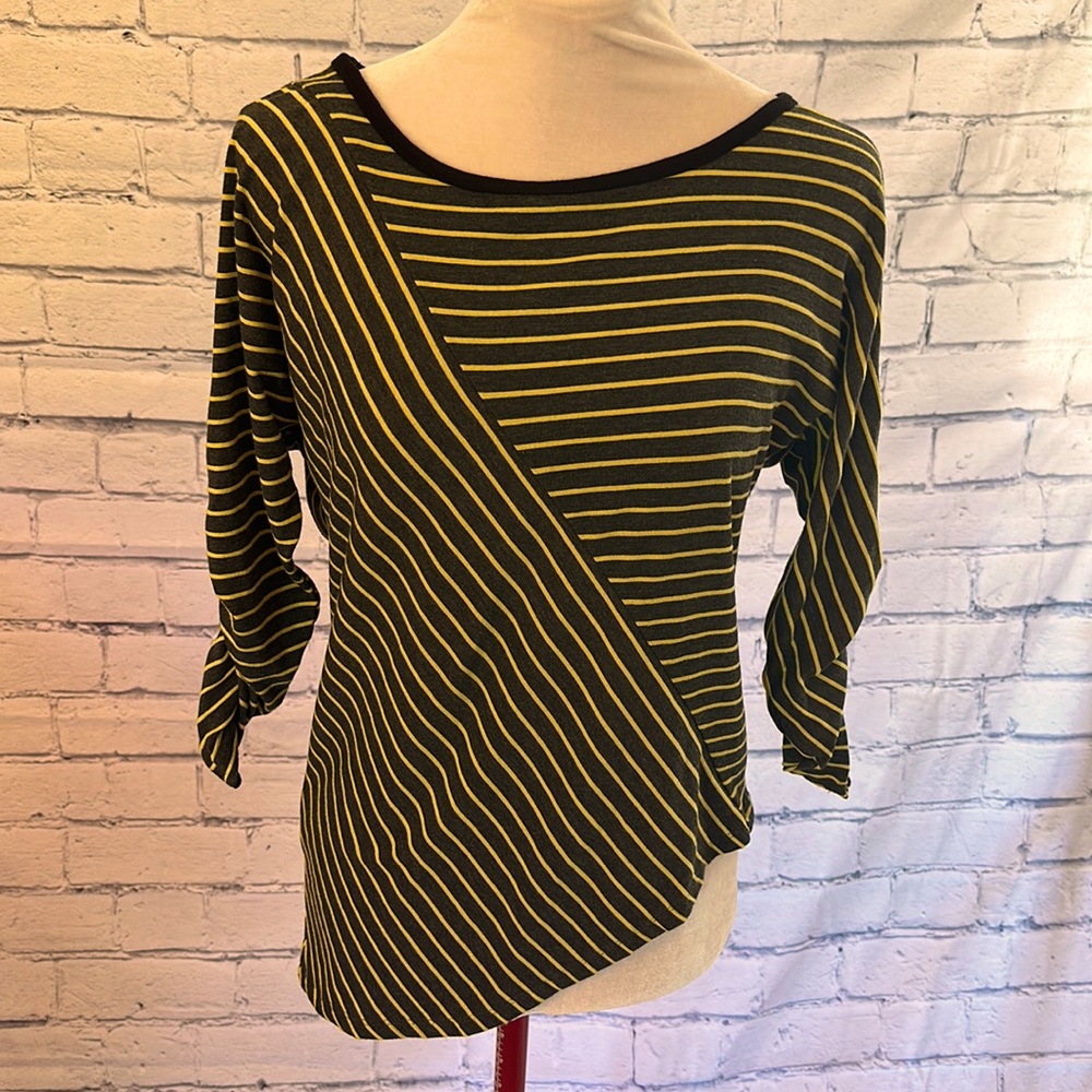 Jewels & Gems High Low 3/4” Sleeves Shirt! Size Small.